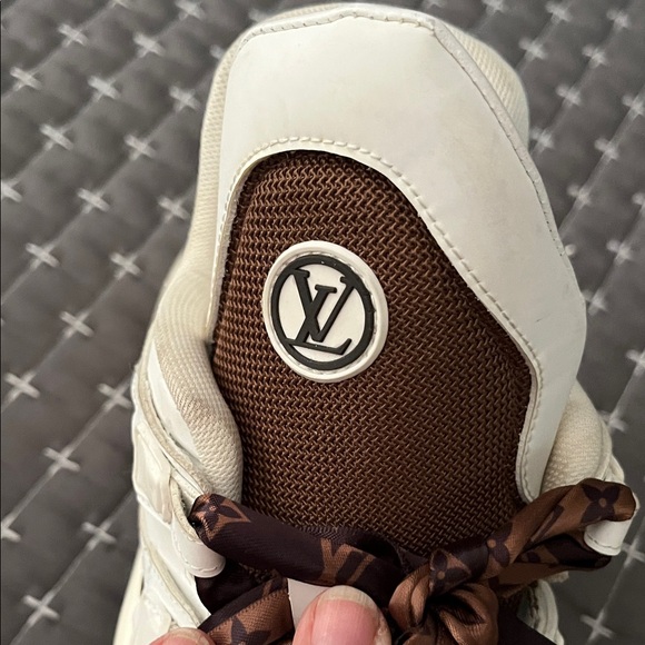 LVuitton Logo Ladies Hi Top Sneakers Size 11 Logo on Laces & Leather  see photos - Picture 3 of 8